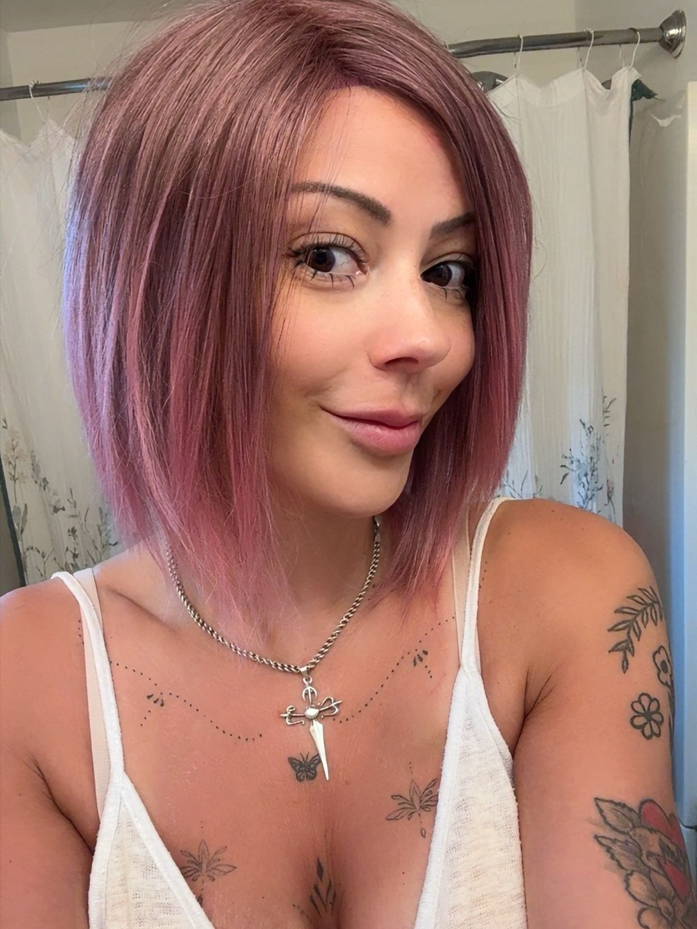 Stylish Pink Ombre Bob Wig - Women Accessories Hair Accessory - Picture 3 of 4